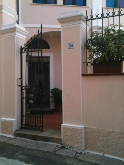 Monolocale In Villa Centrale La Maddalena  Buitenkant foto